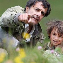 Belle & Sebastien: il regista Nicolas Vanier con il piccolo Felix Bossuet sul set