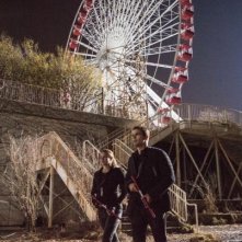 Divergent: Shailene Woodley e Theo James camminano vicino a luna park