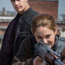 Divergent: Shailene Woodley e Theo James durante l'addestramento