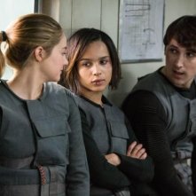 Divergent: Shailene Woodley e Zoe Kravitz in una scena del film