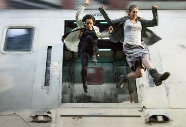 Divergent: Shailene Woodley e Zoe Kravitz saltano da un treno in corsa
