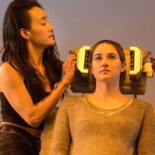 Divergent: Shailene Woodley e Maggie Q in un momento del film