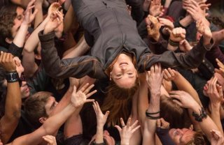 Divergent: Shailene Woodley viene portata in trionfo dai compagni