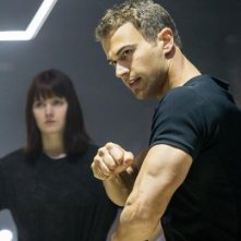 Divergent: Theo James mostra come combattere