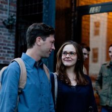 Gods Behaving Badly: Alicia Silverstone e Ebon Moss-Bachrach in una scena