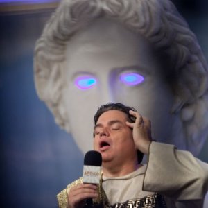 Gods Behaving Badly: Oliver Platt in una scena