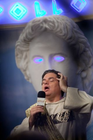 Gods Behaving Badly: Oliver Platt in una scena