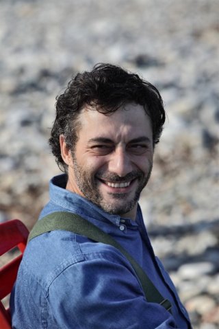 I delitti del BarLume: Filippo Timi in un'immagine della serie Sky