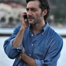 I delitti del BarLume: Filippo Timi in una scena della serie Sky