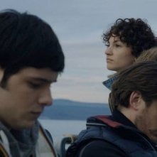 Il mondo fino in fondo: Filippo Scicchitano insieme a Manuela Martelli e Luca Marinelli in una scena