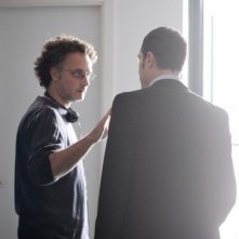 Il venditore di medicine: il regista Antonio Morabito sul set con Claudio Santamaria