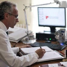 Il venditore di medicine: Marco Travaglio nei panni del professor Malinverni in una scena