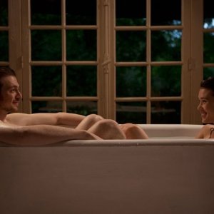 Juliette: la protagonista Astrid Bergès-Frisbey in una tenera scena con Yannik Landrein