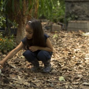 Manto Acuifero: la piccola Zaili Sofia Macias in una scena