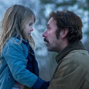 Nobody Owns Me: Mikael Persbrandt con la piccola Ping Mon Wallén in una scena