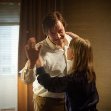 Nobody Owns Me: Mikael Persbrandt con la piccola Saga Samuelsson in una scena