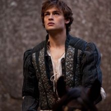 Romeo & Juliet: Douglas Booth in un'immagine dal film nei panni di Romeo