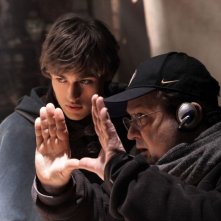 Romeo & Juliet: Douglas Booth sul set con il regista Carlo Carlei