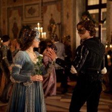 Romeo & Juliet: i protagonisti Hailee Steinfeld e Douglas Booth danzano in una scena