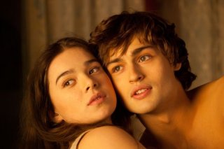 Romeo & Juliet: i protagonisti Hailee Steinfeld e Douglas Booth in una bella immagine del film