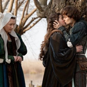 Romeo & Juliet: i protagonisti Hailee Steinfeld e Douglas Booth in una scena con Lesley Manville