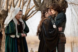 Romeo & Juliet: i protagonisti Hailee Steinfeld e Douglas Booth in una scena con Lesley Manville