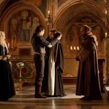 Romeo & Juliet: i protagonisti Hailee Steinfeld e Douglas Booth in una scena con Paul Giamatti e Lesley Manville