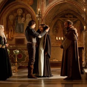 Romeo & Juliet: i protagonisti Hailee Steinfeld e Douglas Booth in una scena con Paul Giamatti e Lesley Manville