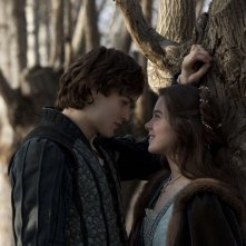 Romeo & Juliet: i protagonisti Hailee Steinfeld e Douglas Booth in una tenera immagine dal film