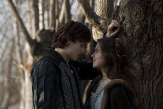 Romeo & Juliet: i protagonisti Hailee Steinfeld e Douglas Booth in una tenera immagine dal film