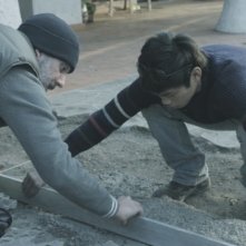 Se chiudo gli occhi non sono più qui: Beppe Fiorello e Mark Manaloto in una scena
