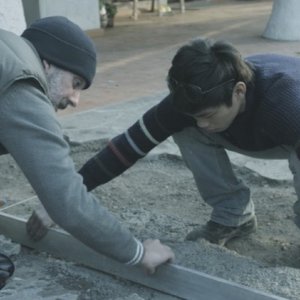 Se chiudo gli occhi non sono più qui: Beppe Fiorello e Mark Manaloto in una scena