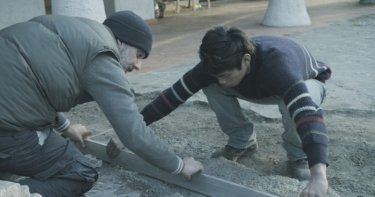 Se chiudo gli occhi non sono più qui: Beppe Fiorello e Mark Manaloto in una scena