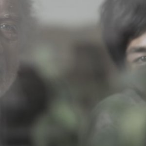 Se chiudo gli occhi non sono più qui: Giorgio Colangeli e Mark Manaloto in una scena