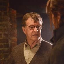 Sleepy Hollow: John Noble nel sesto episodio della prima stagione The Sin Eater