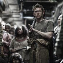 Snowpiercer: Jamie Bell in una scena del film