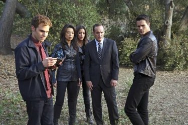 Agents of S.H.I.E.L.D.: Ming-Na, Clark Gregg, Iain De Caestecker, Brett Dalton e Chloe Bennet nell'episodio FZZT