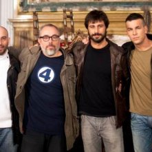 Álex de la Iglesia con Hugo Silva, Mario Casas e Jaime Ordoñez in una foto promozionale de Las brujas de Zugarramurdi