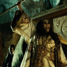 Carmen Maura in una scena bizzarra de Las brujas de Zugarramurdi