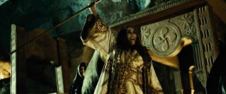 Carmen Maura in una scena bizzarra de Las brujas de Zugarramurdi