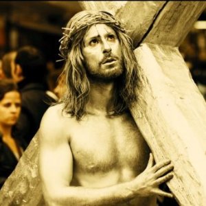 Hugo Silva in un momento dell'horror Las brujas de Zugarramurdi