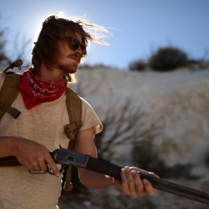 Mojave: Garrett Hedlund nel deserto col fucile in mano