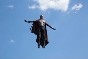 X-Men: Giorni di un futuro passato: Michael Fassbender in volo nei panni di Magneto