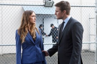 Arrow: Katie Cassidy e Stephen Amell in una scena dell'episodio League of Assassins