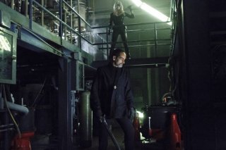 Arrow: Navid Negahban e Caity Lotz in una scena dell'episodio della stagione 2, League of Assassins