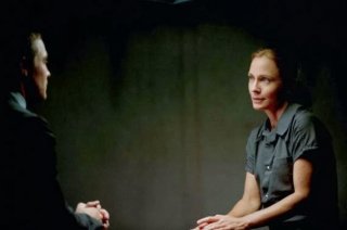 Arrow: Susanna Thompson e Stephen Amell in una scena dell'episodio League of Assassins