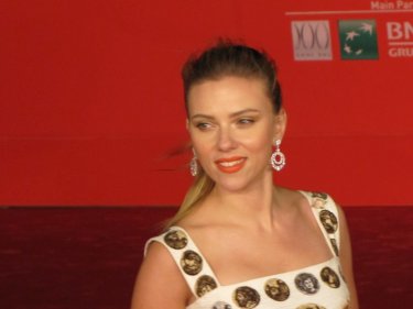 Her al Festival di Roma 2013 - Scarlett Johansson sfila sul red carpet della kermesse