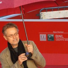 Jonathan Demme gioca con l'ombrello sul red carpet inondato di pioggia di Roma 2013