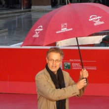 Jonathan Demme gioca con l'ombrello sul tappeto rosso di Roma 2013