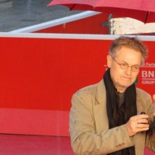 Jonathan Demme gioca con l'ombrello sul tappeto rosso inondato di pioggia di Roma 2013